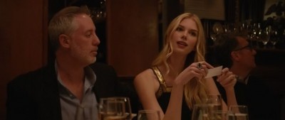 Я улыбаюсь в ответ